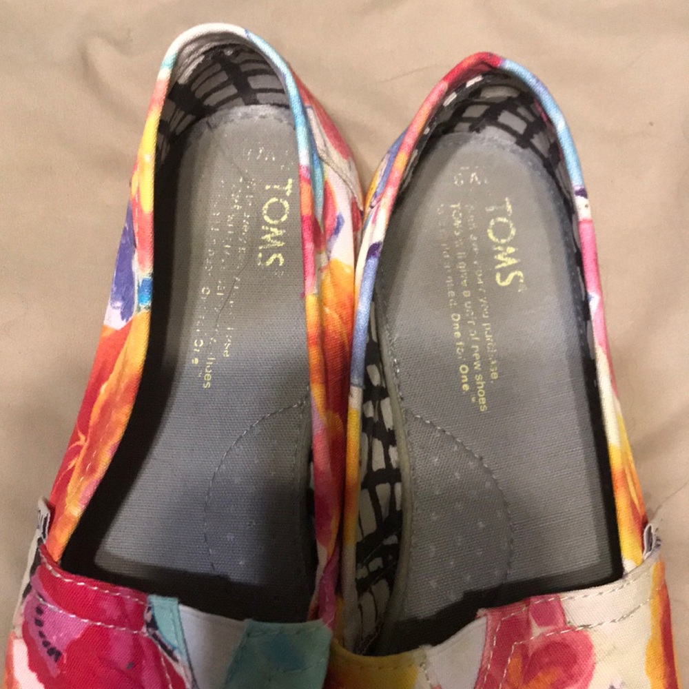 Toms - Picture 2 of 6